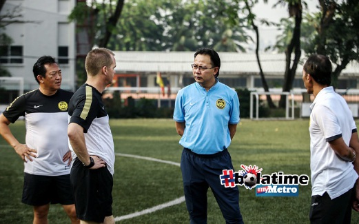 KIM Swee (dua kanan) bersama barisan jurulatih skuad bola sepak kebangsaan pada sesi latihan di Wisma FAM 17 Mac lalu. FOTO fail NSTP Osman Adnan
