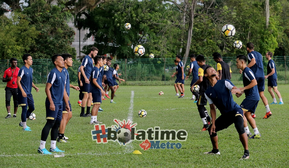 PEMAIN Perak menjalani latihan bagi menghadapi PKNS FC. -Foto fail