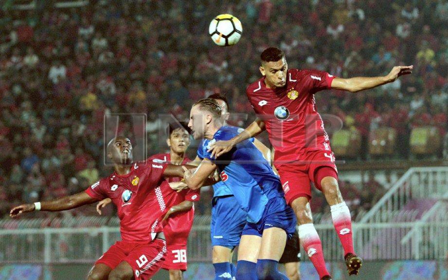 PEMAIN Kelantan, Cristiano Marcolino Santos (kiri) dan Cassio Francisco (kanan) dikawal pemain pasukan PKNS FC ketika saingan Liga Super 2018 di Kota Bharu, Jun lalu. FOTO arkib NSTP