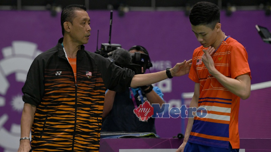 JURULATIH Badminton negara Datuk Misbun Sidek, memberi nasihat kepada pemain perseorangan, Lee Zii Jia ketika acara berpasukan di Stadium Istora Senayan menentang Jepun. FOTO Fathil Asri