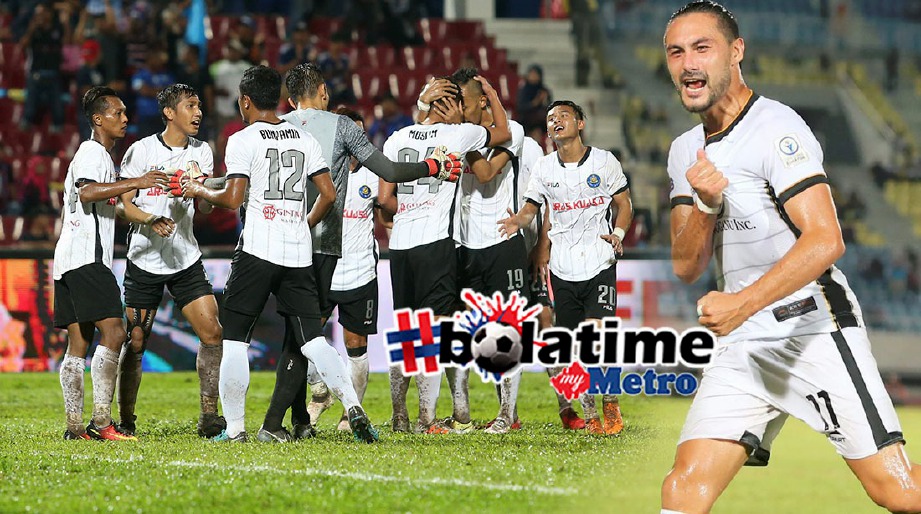 PEMAIN Pahang meraikan kemenangan bersama rakan sepasukan pada aksi suku akhir kedua Piala FA di Stadium Tan Sri Hassan Yunos, Larkin Johor Bahru. FOTO Mohd Azren Jamaludin