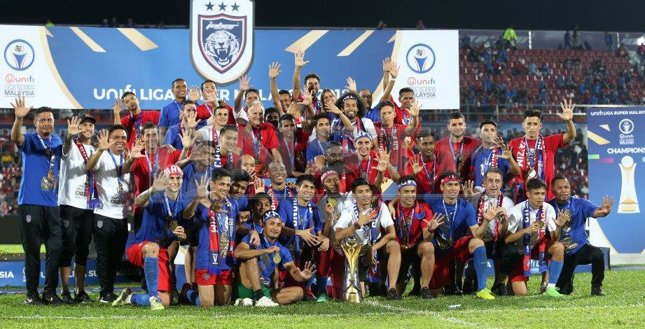 PEMAIN Johor DT bersama pegawai pasukan meraikan kejuaraan Liga Super Malaysia 2018 lima tahun berturut-turut di Johor Bahru, Julai lalu. FOTO arkib NSTP