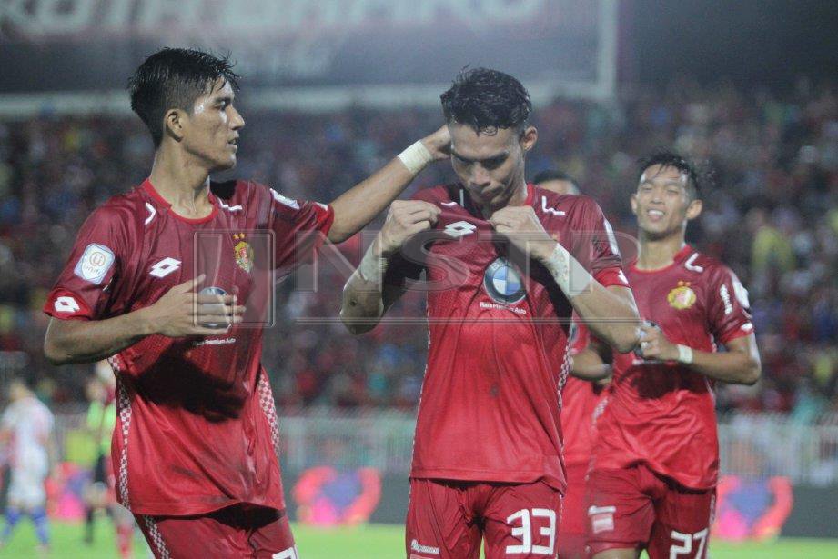 PEMAIN Kelantan meraikan jaringan ketika aksi Piala Malaysia di Stadium Sultan Muhammad IV (SSMIV). FOTO Syamsi Suhaimi