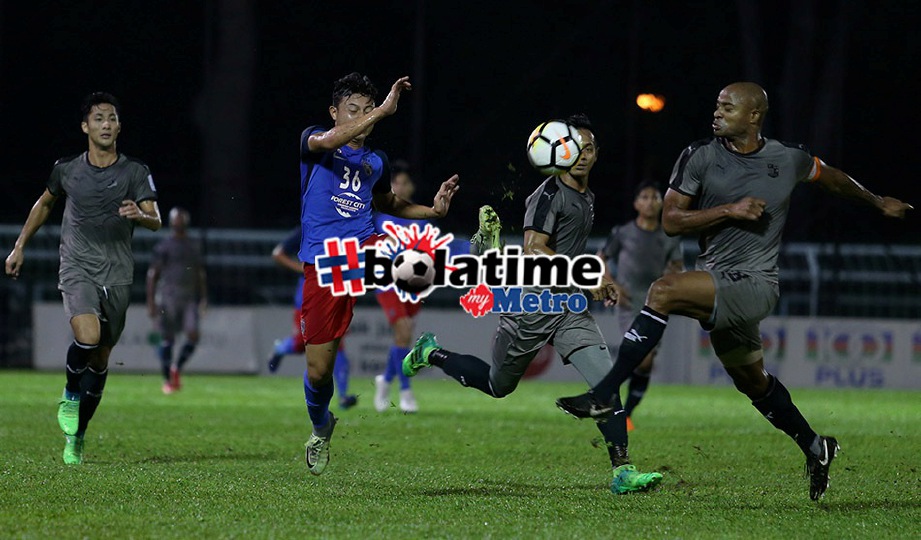 PEMAIN Pulau Pinang (jersi kelabu) akan terus beraksi di Liga Perdana. FOTO Mohd Azren Jamaludin