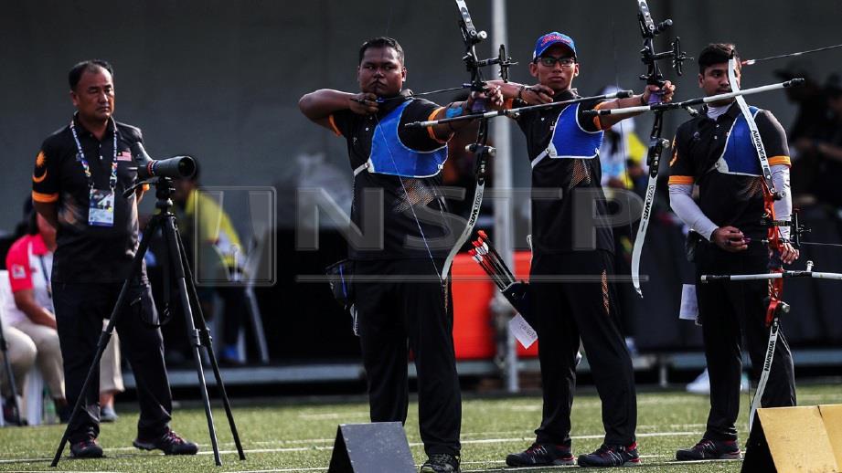 JAE-HYUNG (kiri) memantau trio memanah, (dari kanan) Khairul Anuar Mohamad, Akmal Nor Hasrin dan Haziq Kamaruddin ketika acara memanah Recurve lelaki Sukan SEA Kuala Lumpur 2017 di Bukit Jalil. FOTO arkib NSTP