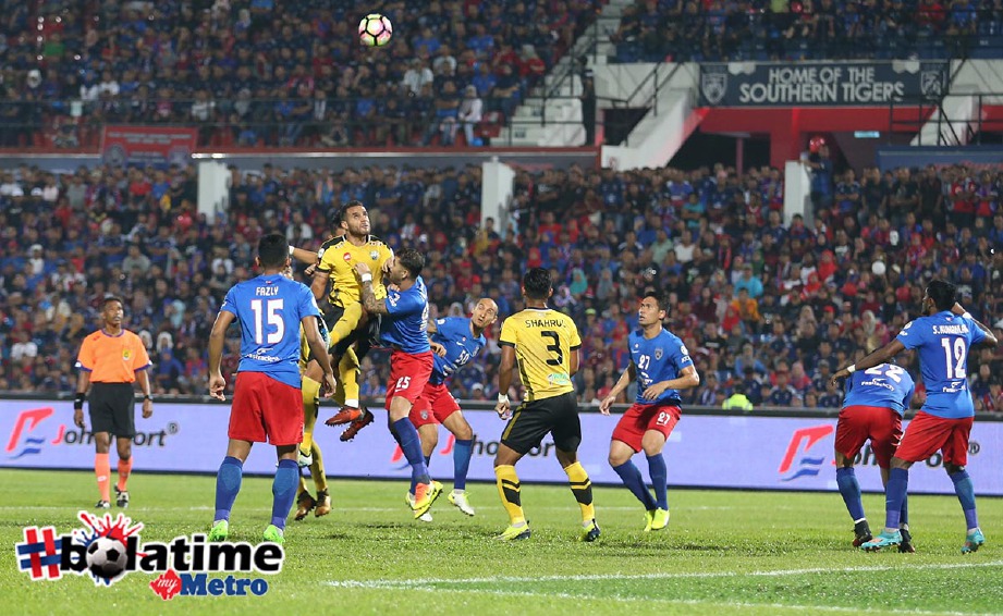 AKSI kontroversi Separuh Akhir Kedua Piala Malaysia 2017 antara JDT dan Perak di Stadium Tan Sri Hassan Yunos, Larkin. -Foto fail 