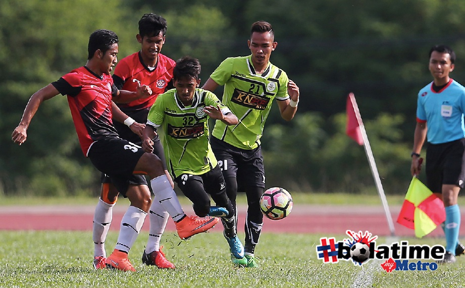 PEMAIN Kelantan, Mohamad Qhaidir Abdullah (dua dari kanan) diasak dua pemain Kuala Lumpur dalam perlawanan separuh akhir pertama Piala Emas Raja-Raja 2017 di Kompleks Sukan UPM Serdang. -Foto fail