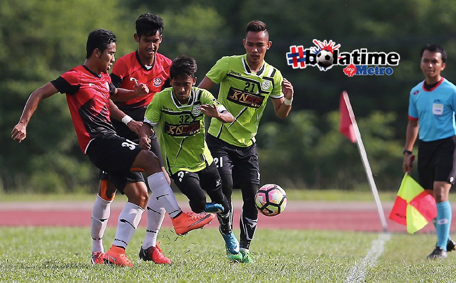 PEMAIN Kelantan, Mohamad Qhaidir Abdullah (dua dari kanan) diasak dua pemain Kuala Lumpur ketika perlawanan separuh akhir pertama Piala Emas Raja-Raja 2017 di Kompleks Sukan UPM Serdang. FOTO/LUQMAN HAKIM ZUBIR 