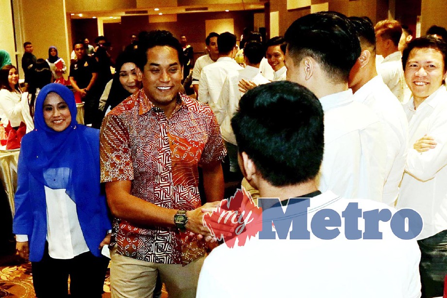 KHAIRY bersama Mas Ermieyati (kiri) bersalaman dengan pemain-pemain Dodgeball kebangsaan pada Majlis Makan Malam Pasukan Dodgeball Kebangsaan di Kuala Lumpur.  -Foto AIZUDDIN SAAD