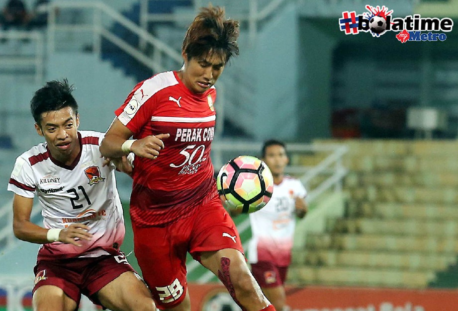HYEON Woo (kanan) sah sertai Terengganu selepas kontrak bersama PKNP FC tamat. -Foto fail