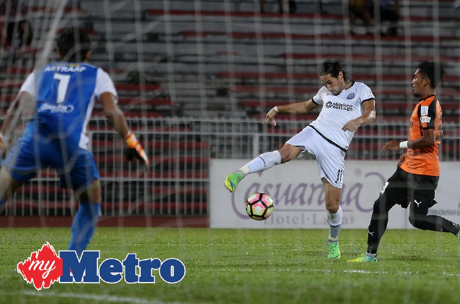 PEMAIN Terengganu Issev Farran Morgan mencuba menjaringkan gol ketika menentang PKNP FC dalam saingan Liga Perdana di Stadium Perak. -Foto EFFENDY RASHID