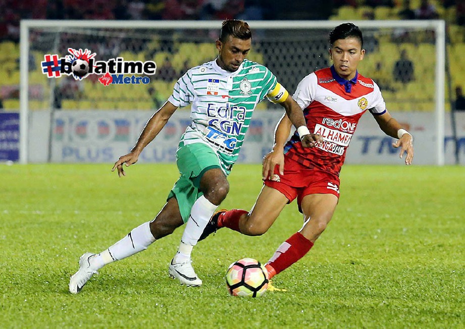 MELAKA 28 OKTOBER 2017. Pemain Melaka United, R Surendran (kiri) menghalang kemaraan pemain Kelantan, Mohamad Azwan Mohd Aripin (kanan) pada Perlawanan Liga Super 2017 di Stadium Hang Jebat, Krubong. NSTP/ RASUL AZLI SAMADRASUL AZLI SAMAD