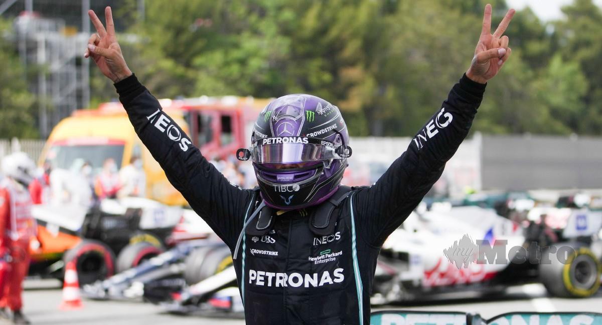 HAMILTON gembira selepas muncul juara di GP Sepanyol. FOTO EPA