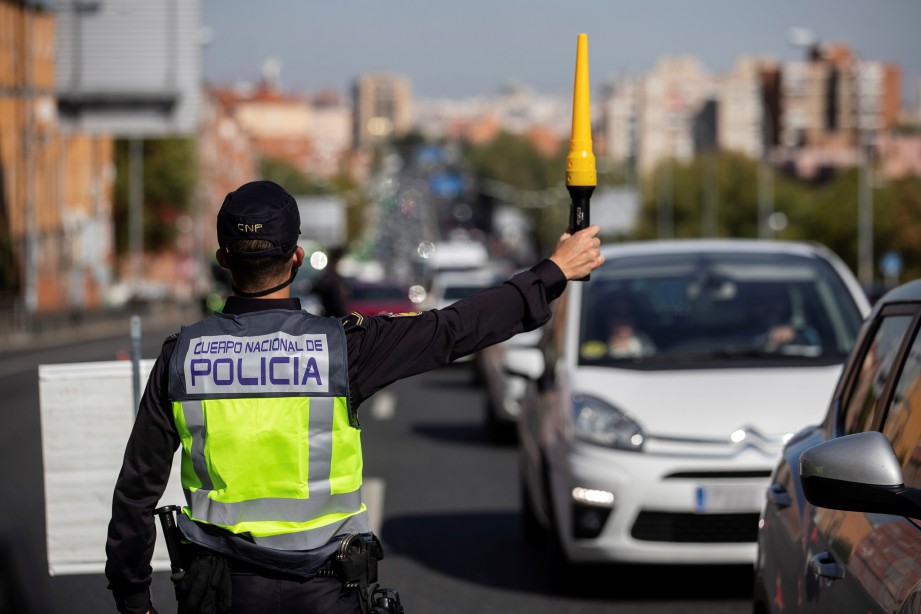 POLIS Sepanyol melakukan pemeriksaan di lebuh raya susulan sekatan pergerakan di Madrid. FOTO EPA 