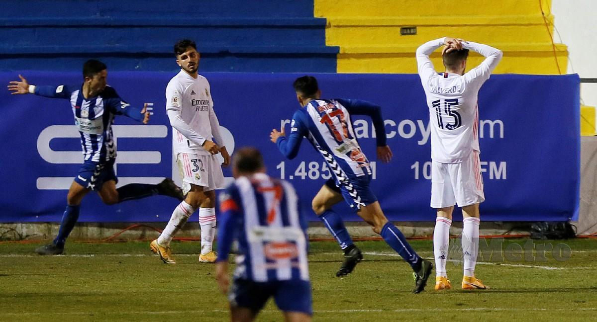 JUANAN (kiri) meraikan gol kemenangan Alcoyano ketika berjaya menyingkirkan Real Madrid dalam saingan Copa del Rey. - FOTO EPA
