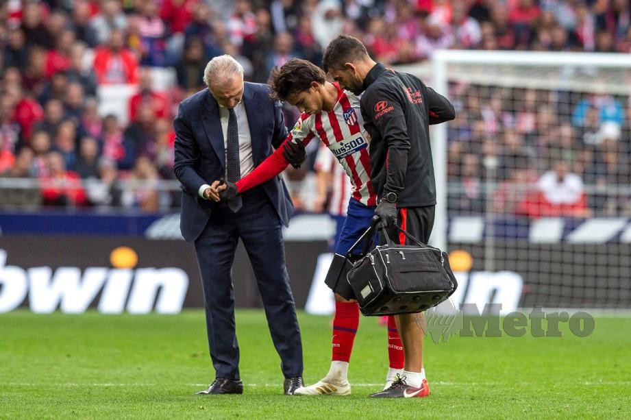 Pemain Portugal dan Atletico Madrid, Joao Felix (tengah) alami kecederaan dan terpaksa dibantu pasukan perubatan. FOTO EPA