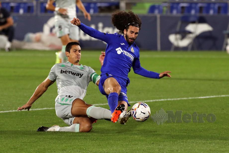 Pemain tengah Getafe, Marc Cucurella (kanan) cuba dihalang pemain Betis, Aissa Mandi pada aksi La Liga. FOTO EPA