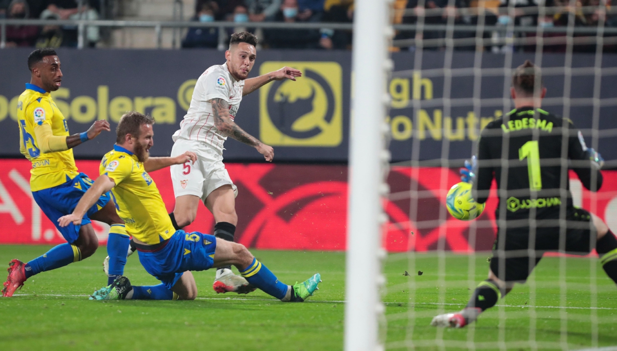 AKSI Ocampos menjaringkan gol tunggal Sevilla di Cadiz. FOTO EPA