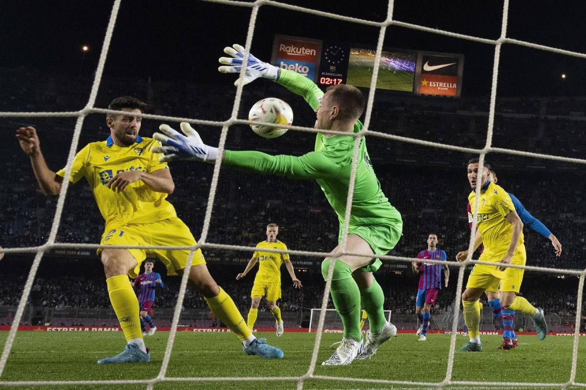 PENJAGA gol Barcelona Marc-Andre Ter Stegen cuba menyelamatkan percubaan penyerang Cadiz, Ruben Sobrino. -FOTO EPA