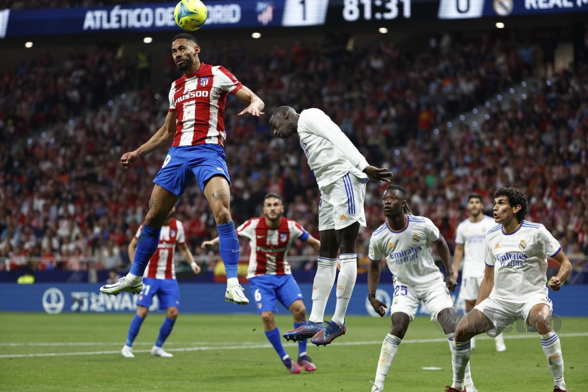 AKSI pertemuan Atletico Madrid menentang Real Madrid. -FOTO EPA