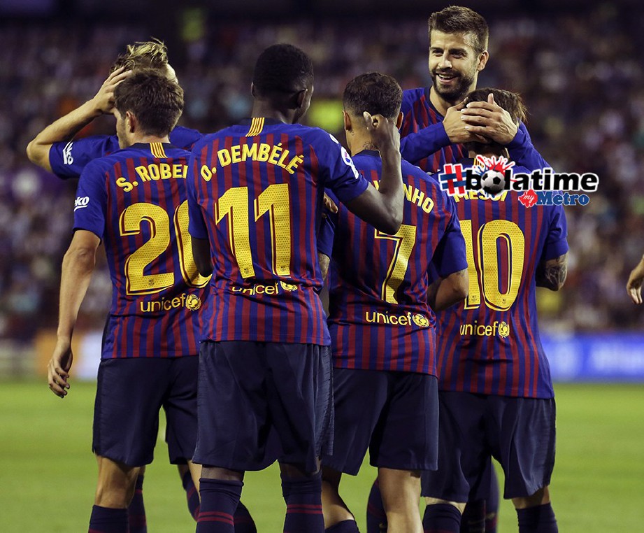 PEMAIN Barca meraikan kemenangan tipis ke atas Valladolid. FOTO/REUTERS 