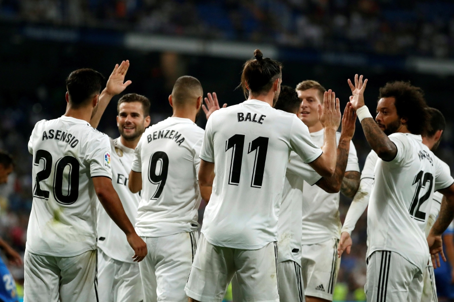 PEMAIN Real Madrid meraikan jaringan Gareth Bale pada aksi menentang  Getafe. FOTO EPA