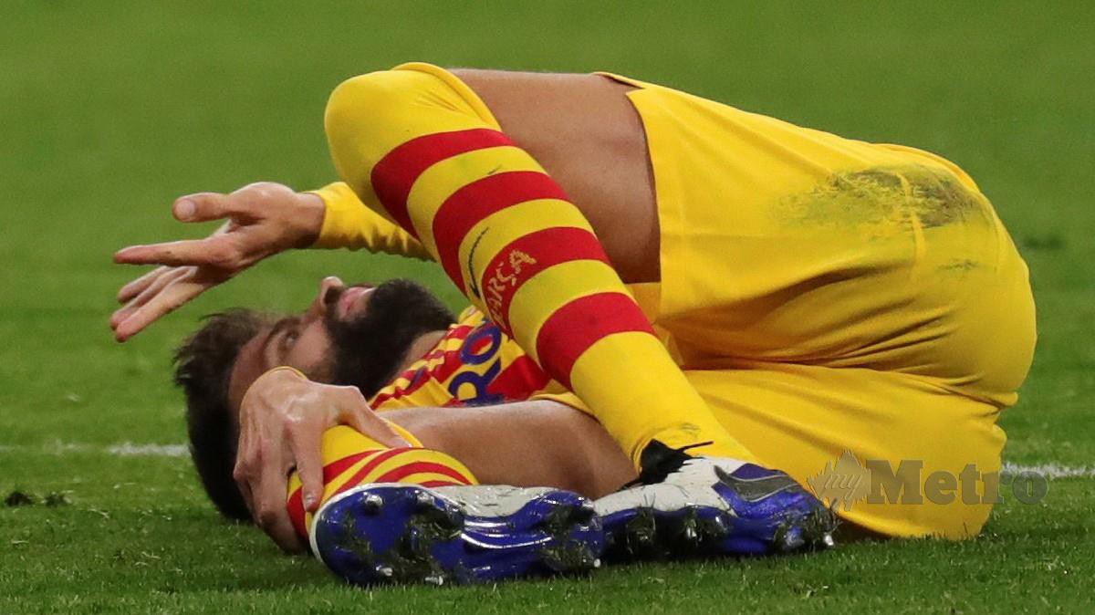 PIQUE mengalami kecederaan lutut ketika menentang Atletico. FOTO Agensi