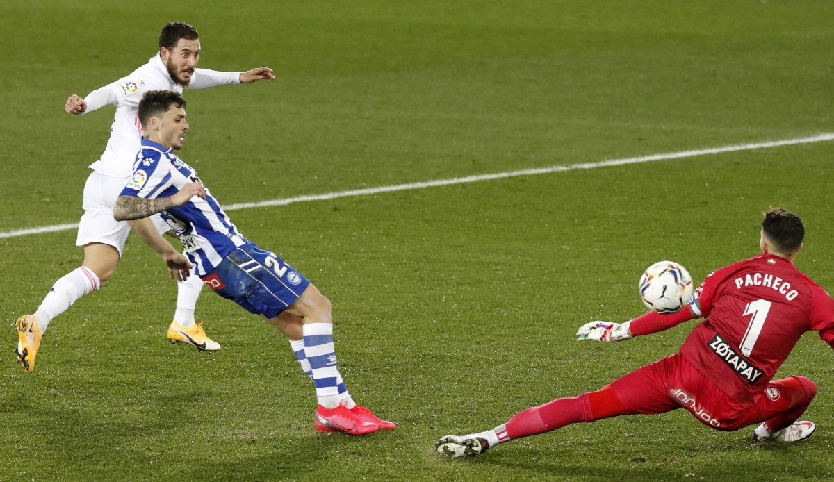 AKSI  Hazard (kiri) menjaringkan gol ketiga Madrid. FOTO AFP