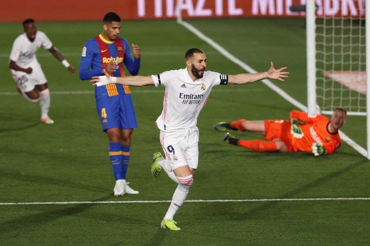 Penyerang Real Madrid, Karim Benzema meraikan jaringan berdepan Barca. FOTO Agensi