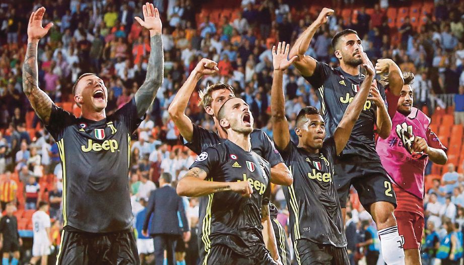 PEMAIN Juventus meraikan kemenangan ketika menewaskan Valencia 2-0 pada aksi Liga Juara-Juara di Stadium Mestalla. FOTO EPA