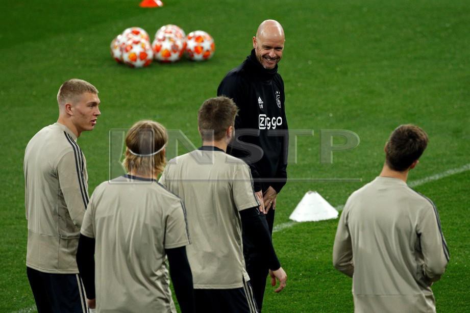 Jurulatih Ajax, Erik Ten Hag (dua dari kanan) memperkatakan sesuatu kepada pemain ketika sesi latihan di Stadium Santiago Bernabeu, Madrid. FOTO EPA.