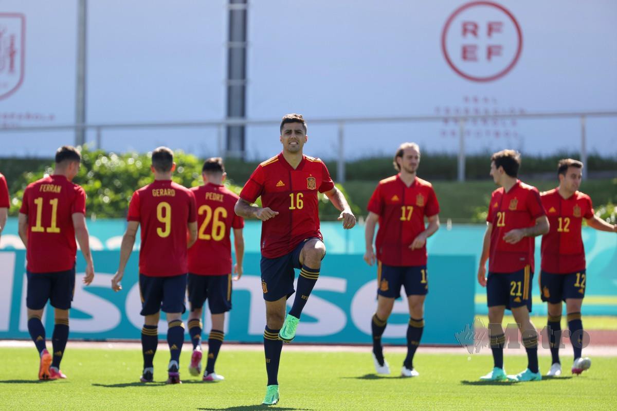 BARISAN pemain Sepanyol sedang menjalani latihan. FOTO EPA