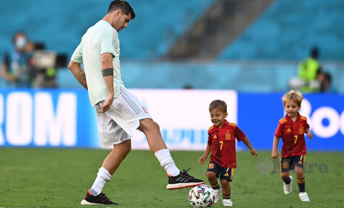 PENYERANG Sepanyol, Alvaro Morata bermain dengan anaknya selepas pasukannya membelasah Slovakia 5-0 pada aksi Kumpulan E Euro 2020, Rabu lalu.