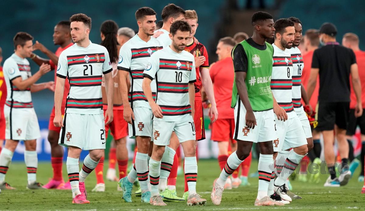 REAKSI pemain Portugal selepas tewas 0-1 kepada Belgium di pusingan kedua Euro 2020, semalam. FOTO EPA