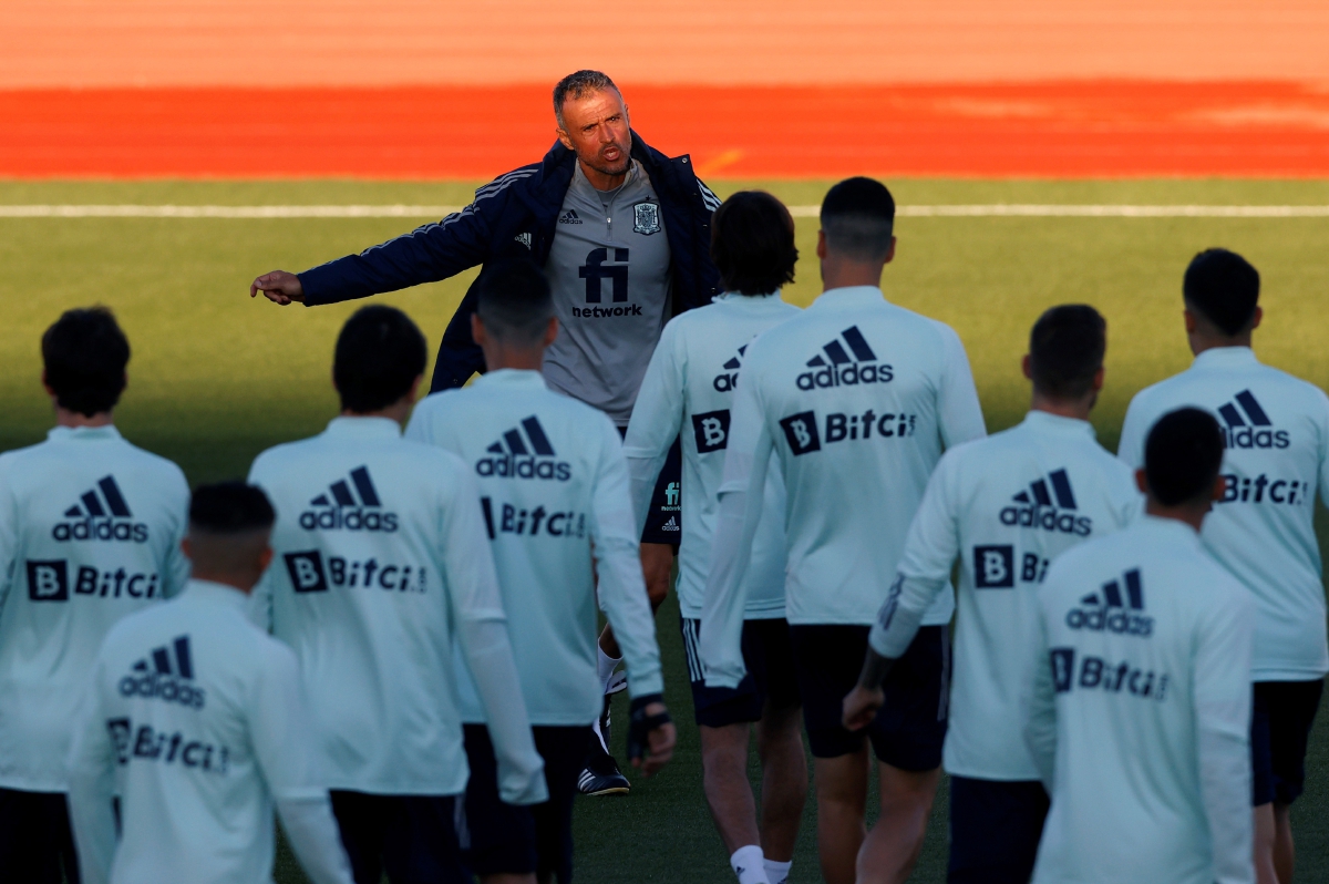 ENRIQUE memberi arahan kepada pemain Sepanyol ketika sesi latihan di  Madrid, semalam.