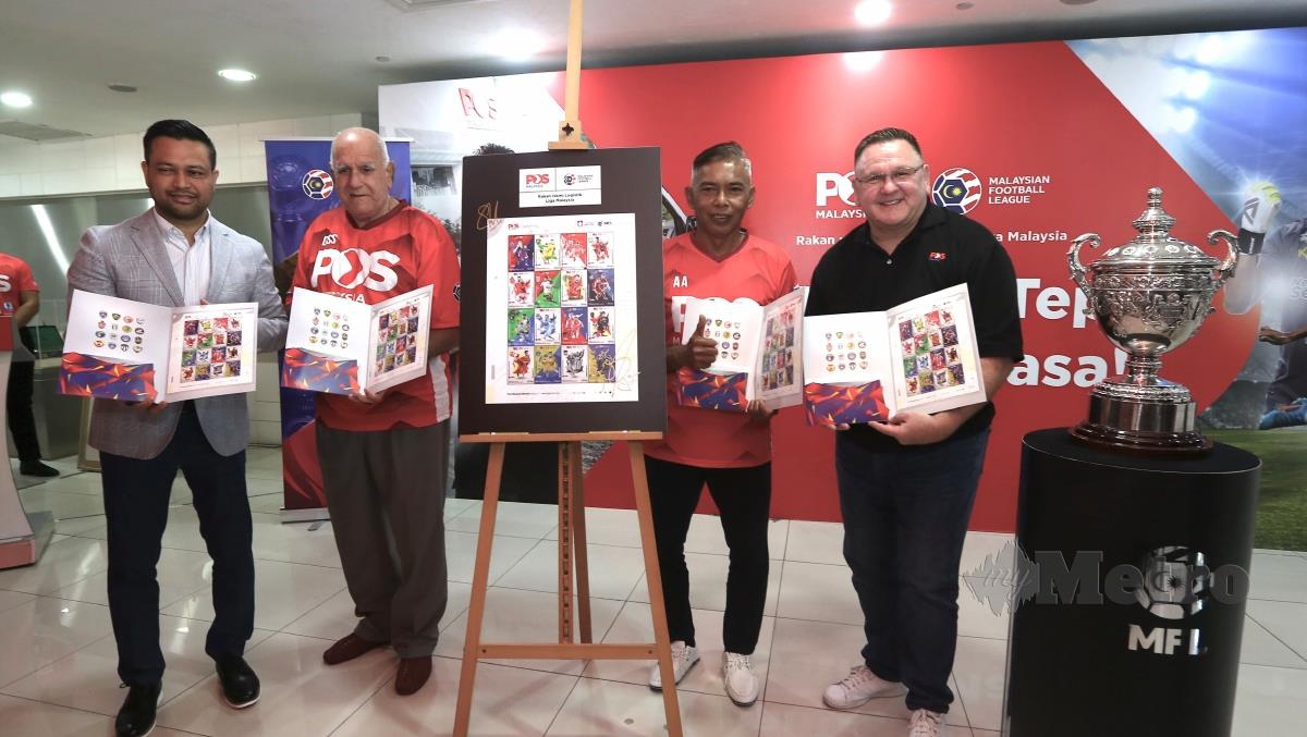 (DARI kiri) Stuart, Santokh, Azman dan Brewer di Majlis Pelancaran Setem Edisi Khas Piala Malaysia 2022, hari ini. FOTO AMIRUDIN SAHIB