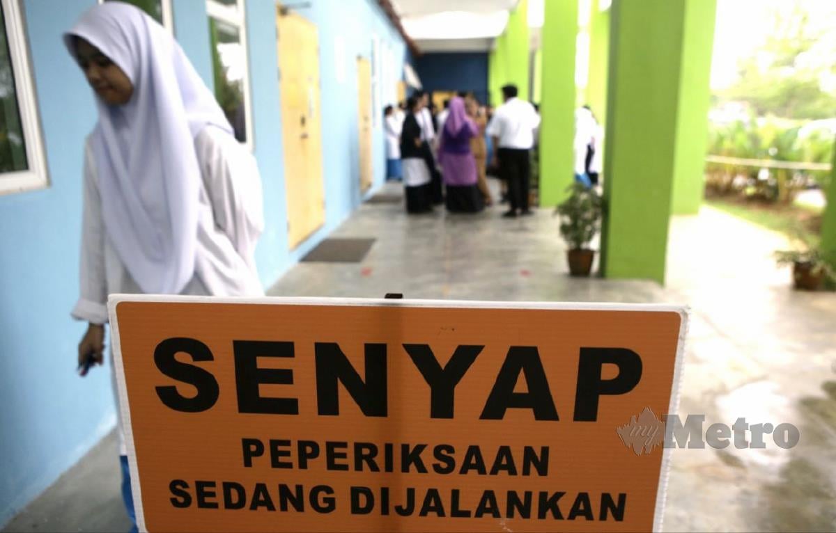 Tinjauan hari pertama calon yang menduduki peperiksaan SPM kertas Bahasa Malaysia 1 di beberapa sekolah sekitar bandaraya Kuching, Sarawak. FOTO NADIM BOKHARI