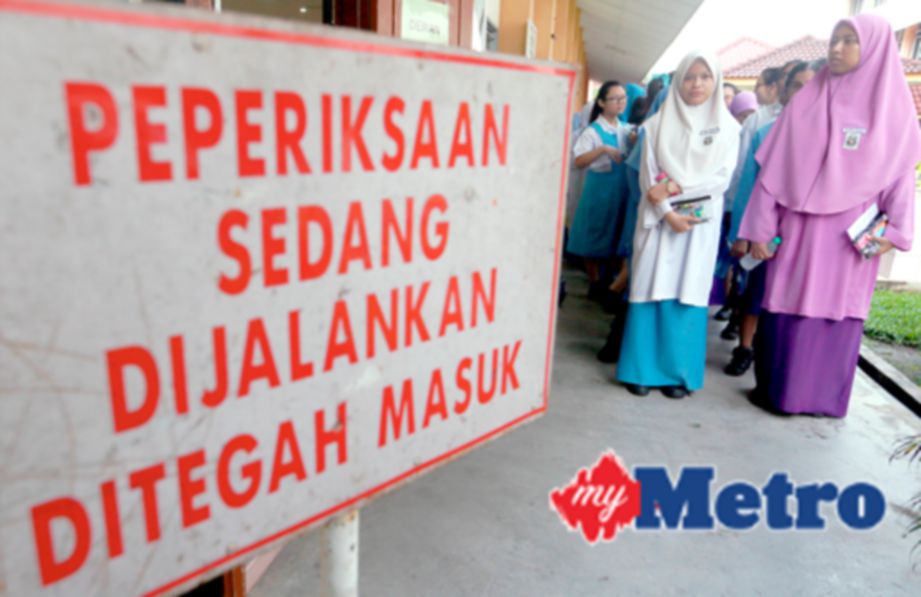 Pelajar Sekolah Menengah Kebangsaan Convent, Jalan Tanjung Bendahara berbaris untuk memasuki dewan bagi menjawab soalan Bahasa Melayu (Kertas 1). FOTO Amran Hamid.
