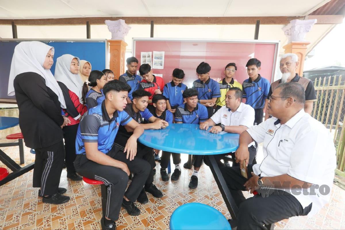 Penolong Pegawai Pendidikan Daerah Pekan (Hal Ehwal Murid), Mohd Hafiz Ab Rahman (duduk dua dari kanan) bertemu 20 calon peperiksaan Sijil Pelajaran Malaysia (SPM) yang terpaksa tinggal di asrama berikutan banjir melanda daerah ini. FOTO MOHD RAFI MAMAT