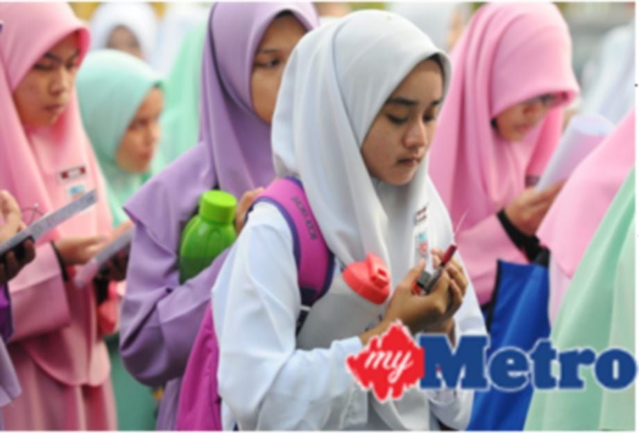 Sebahagian calon mengaminkan doa sebelum memasuki dewan untuk menjawab peperiksaan Sijil Pelajaran Malaysia (SPM) menggunakan mesin braille di Sekolah Menengah Kebangsaan Bukit Besar. FOTO Mohd Syafiq Ridzuan Ambak 
