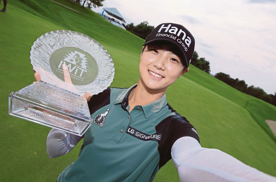 PEMAIN golf Korea Selatan, Park Sung-hyun bersama trofi Jelajah LPGA Amerika Syarikat (AS). FOTO AFP