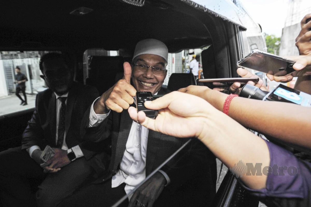 MOHD Shukri meninggalkan ibu pejabat SPRM di Putrajaya. FOTO Aizuddin Saad