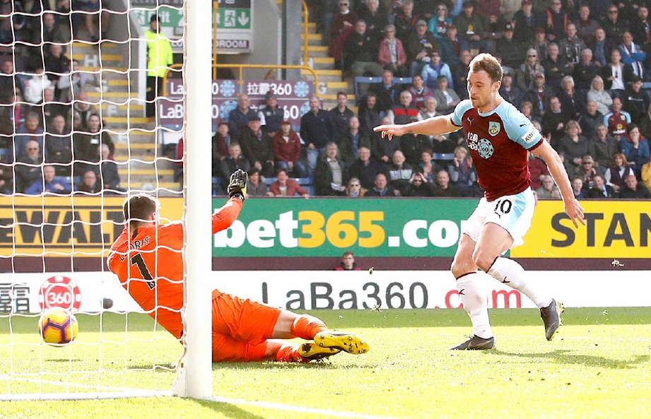 BARNES menjaringkan gol kedua Burnley. FOTO Reuters