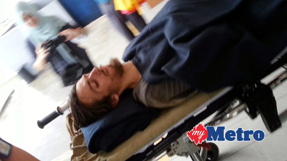 ANDREW James Gaskell tiba di Hospital Miri, semalam selepas dijumpai oleh pasukan penyelamat. FOTO ihsan Bomba