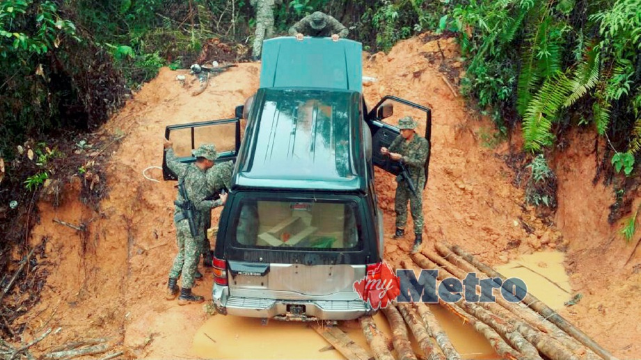 ANGGOTA Tentera memeriksa kenderaan curi yang cuba di seludup ke Kalimantan Barat. FOTO ihsan ATM