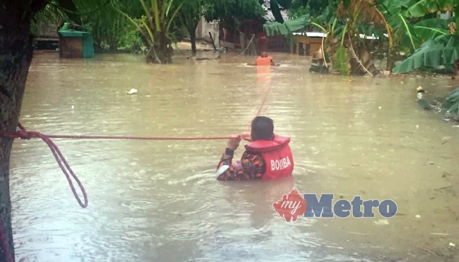 ANGGOTA Bomba dan Penyelamat bersama Anggota Pertahanan Awam Malaysia memantau keadaan banjir di Sg Plan, Bintulu, semalam. FOTO ihsan Bomba