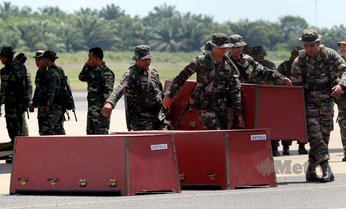 TAWAU 04 March 2013. Anggota tentera yang tiba dengan pesawat TUDM memunggah kelengkapan untuk dibekalkan kepada pasukan keselamatan yang bertugas di Lahad Datu dan kawasan sekitar Sabah.  NSTP Mohd Radzi Bujang.