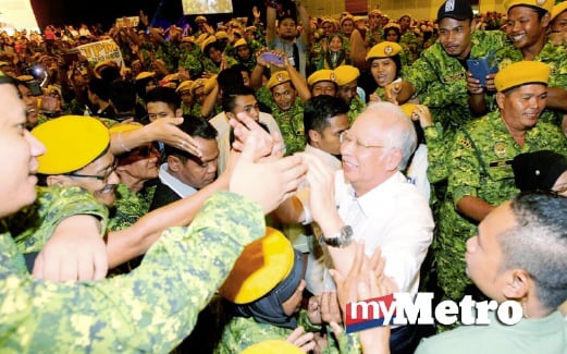 KUCHING 04 MAY 2016. Perdana Menteri, Datuk Seri Najib Tun Razak bersalaman dengan anggota Rela ketika tiba di majlis Pemimpin Bersama Rela di Pusat Konvensyen Borneo Kuching (BCCK). NSTP/KHAIRULL AZRY BIDIN.
