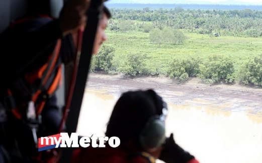 ANGGOTA Unit Udara Jabatan Bomba dan Penyelamat  membuat tinjauan di sekitar sungai Batang Lupar. FOTO Hairul Anuar Rahim