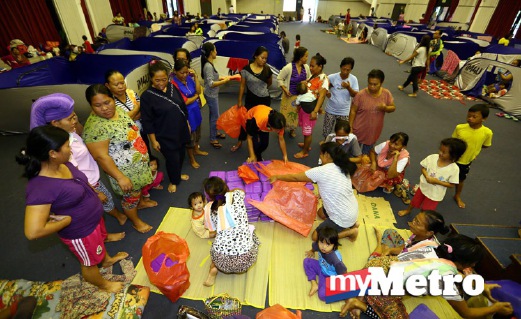 MANGSA banjir mendapatkan bekalan makanan yang dibekalkan Jabatan Kebajikan Masyarakat  di Pusat Pemindahan Dewan Suarah di Kuching.